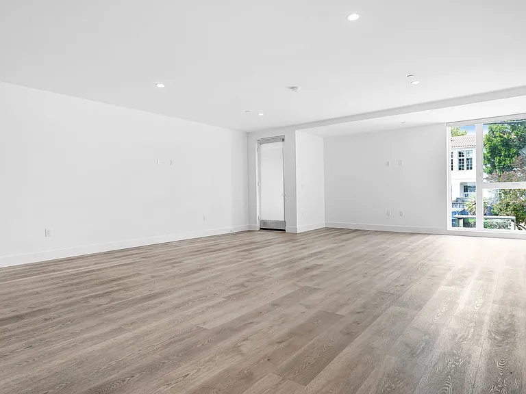 11700 Magnolia Blvd #205 — Photo 9