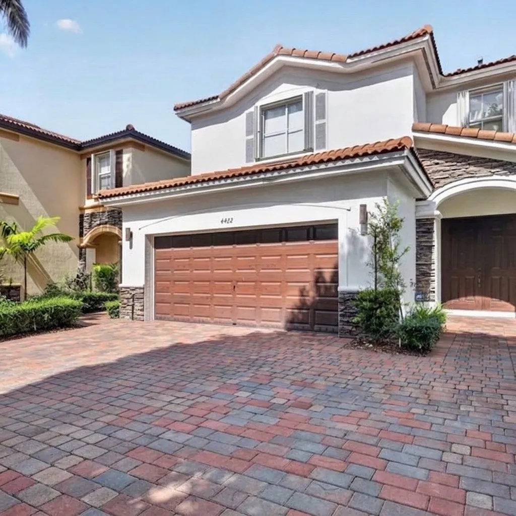 3 bed, 2.5 bath, 2560 sqft, $4,500 — Photo 2