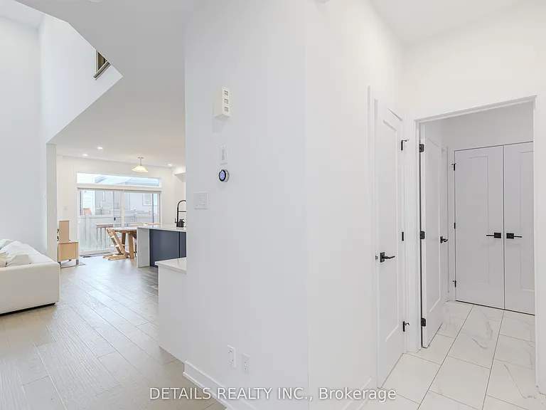 67 Viceroy Mews — Photo 3