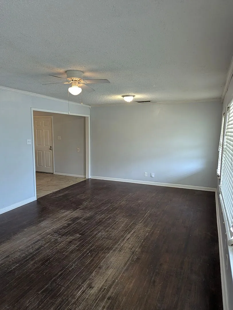 3801 32nd - 3 Bedroom - Available Now — Photo 2