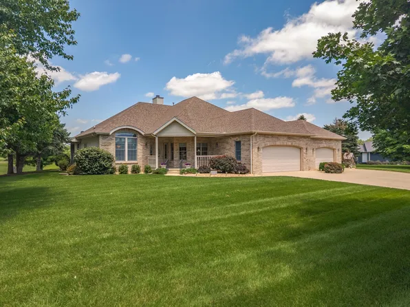 581 Fairway Dr, El Paso, IL 61738