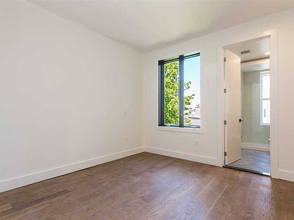 5th image of 642 Leonard St