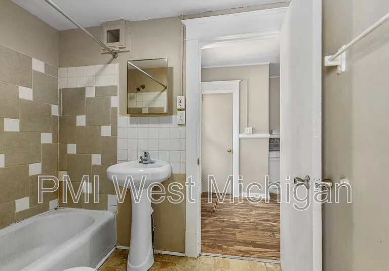 1051 Pine Ave NW — Photo 21