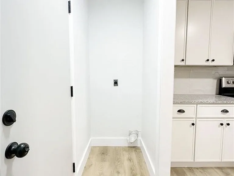 218 SE Surrey Pl — Photo 8