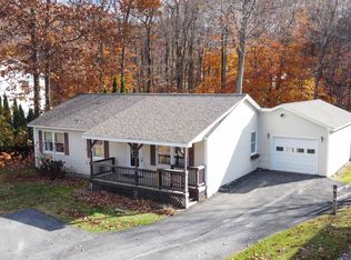 35 Garbrooke Dr, Bennington, VT 05201