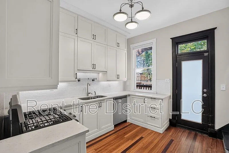 6 bed, 4.5 bath, 2689 sqft, $6,995 — Photo 4