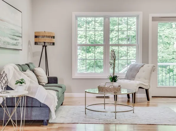 13 Mark Dr, Agawam, MA 01001