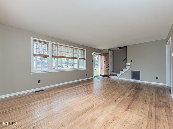 5th image of 818 Edgewood Drive