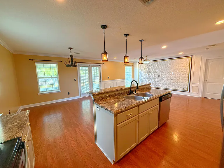 Eat-in kitchen