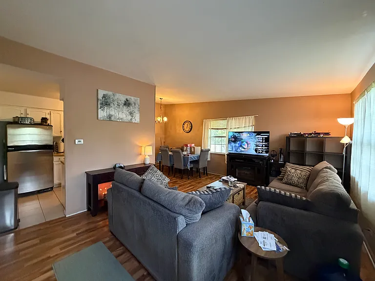 301 Cherrywood Ct — Photo 3