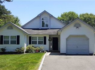 2 Bieri Ct, Coram, NY 11727