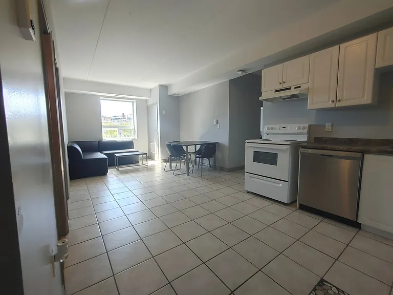 325 Spruce St #STUDENT RENTALS — Photo 8