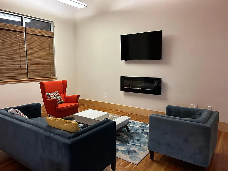 555 Rivergate Ln — Photo 3