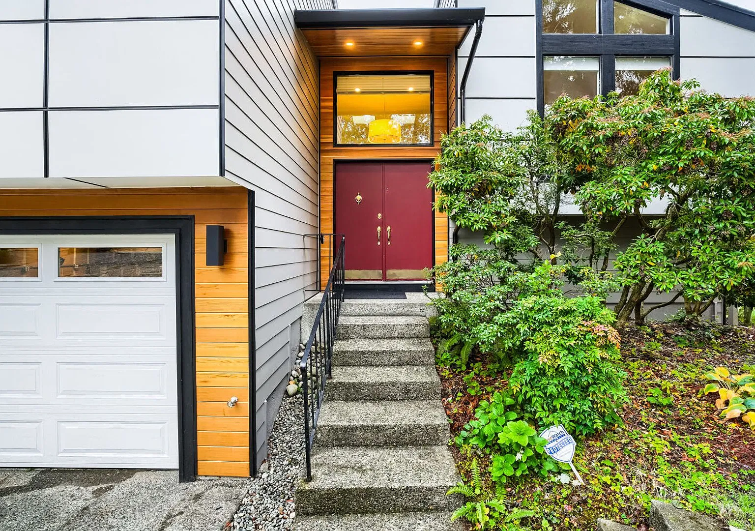 Modern 4 Bedroom Home with Large Backyard — Photo 2