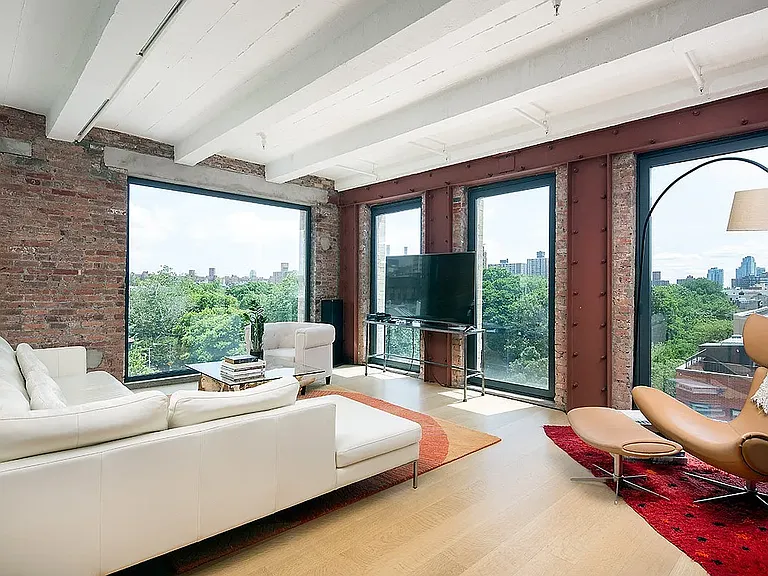 130 E 7th St #5 — Photo 3
