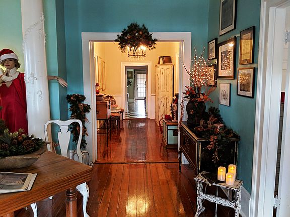 Foyer w/heart of pine floor