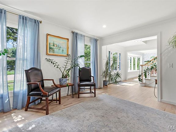 5th image of 243 W Manor Dr