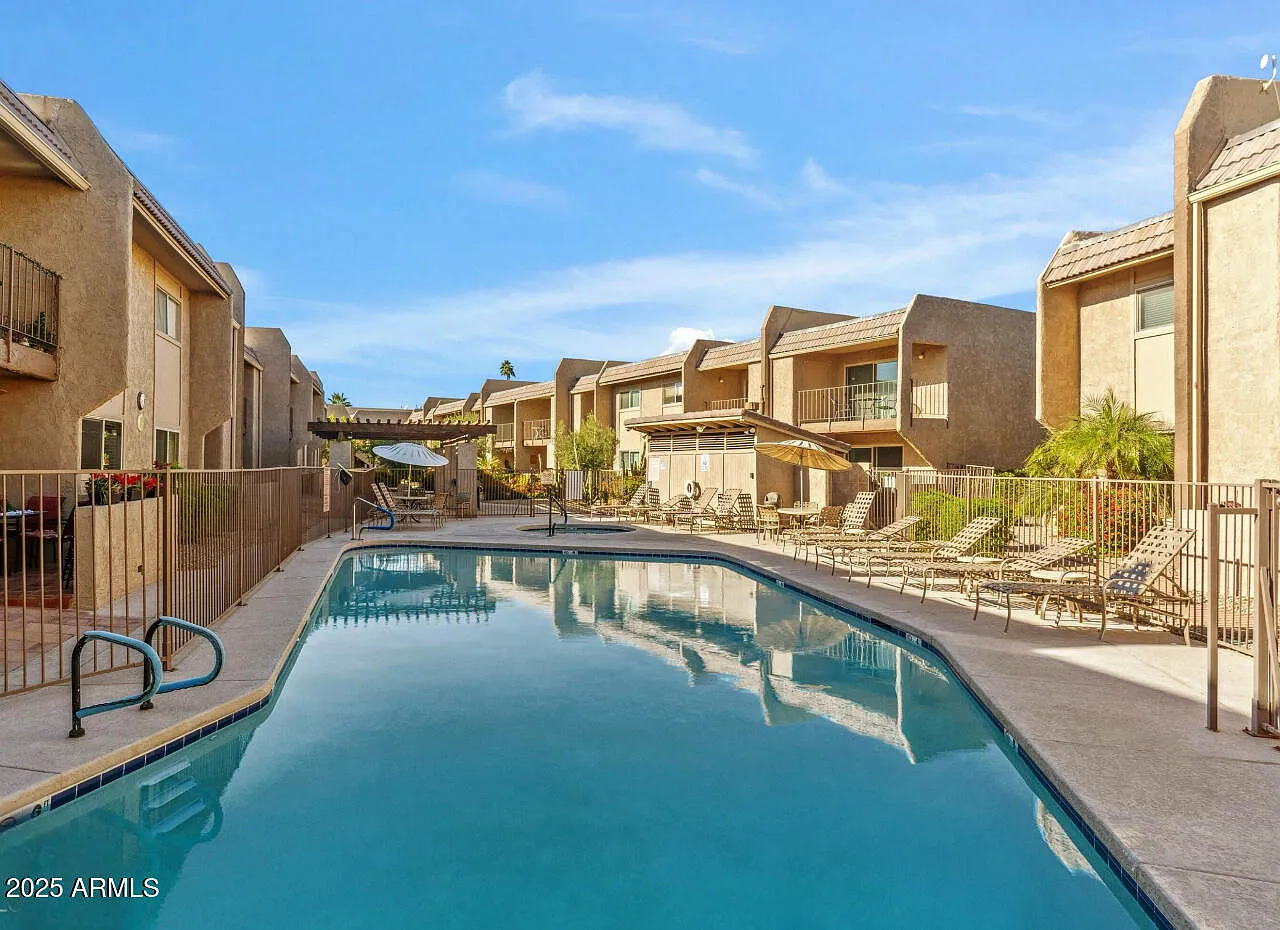 2 bed, 2.0 bath, 1002 sqft, $1,750 — Photo 3