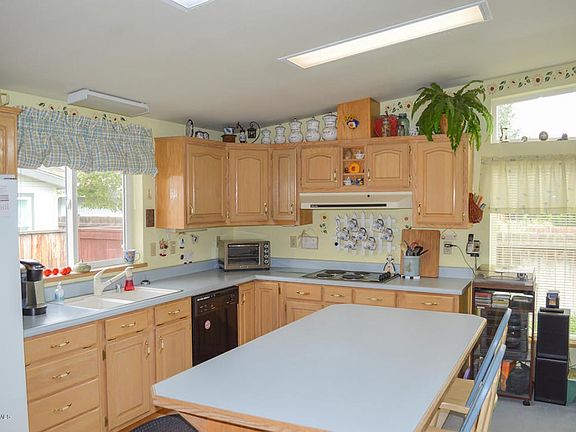 Generous Sized Kitchen w/ Breakfast Bar