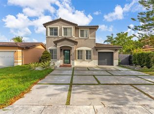 Weitzer Serena Lakes Estat, Miami, FL 33177