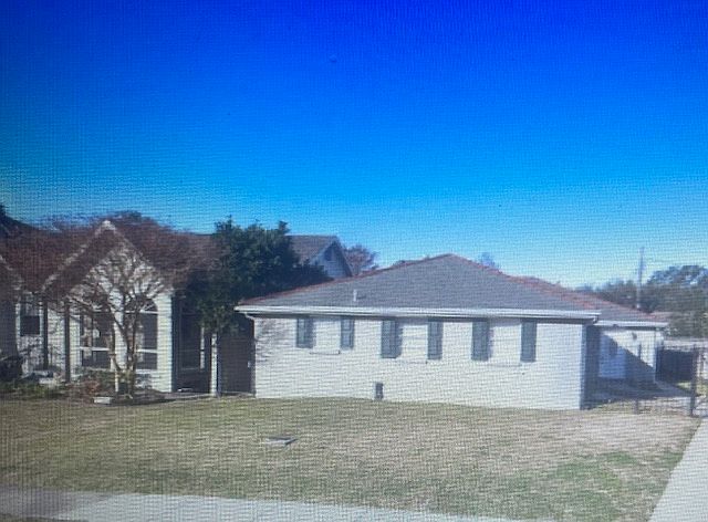 FRONT OF HOUSE
