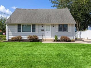 28 S Elm St, Hicksville, NY 11801