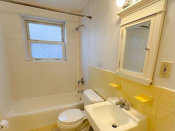 4th image of 122 Decatur St APT 1