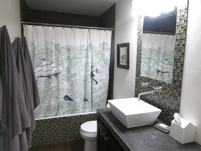 Bathroom w/ soaking tub