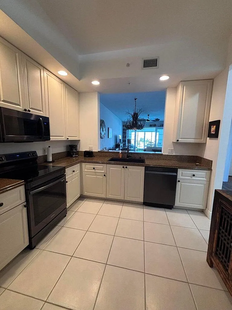 2 bed, 2.0 bath, 1989 sqft, $5,000 — Photo 2