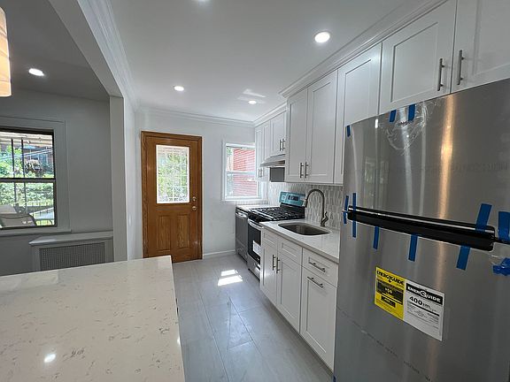 4th image of 3043 37th St