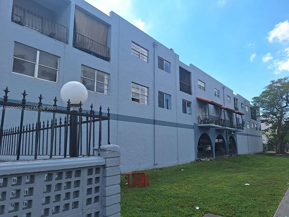1st image of 1300 W 53rd St APT 35