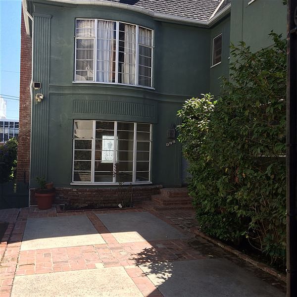 Private entrance with courtyard