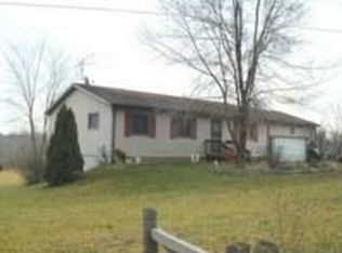 8907 Pettysville Rd, Pinckney, MI 48169