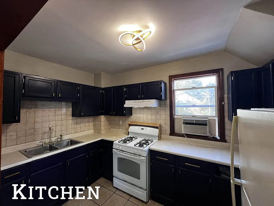 3 bed, $2,100 — Photo 2
