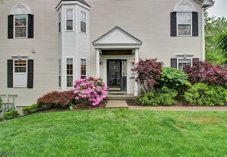 14 Mayflower Dr — Photo 1
