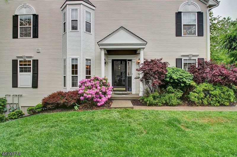 1st image of 14 Mayflower Dr