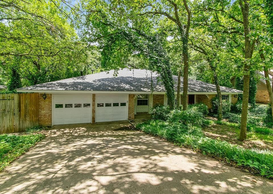 1st image of 811 Red Oak Ln