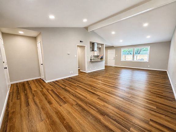 3rd image of 901 Melrose Dr
