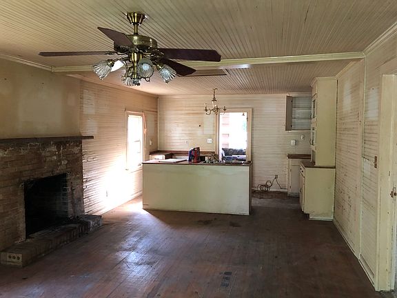 4th image of 305 Iris St