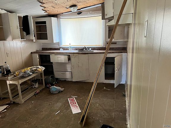 5th image of 221 Carlos St