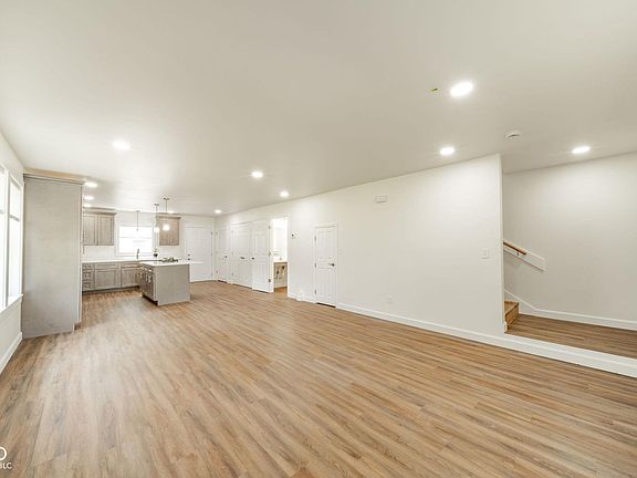 5th image of 623 E Main St