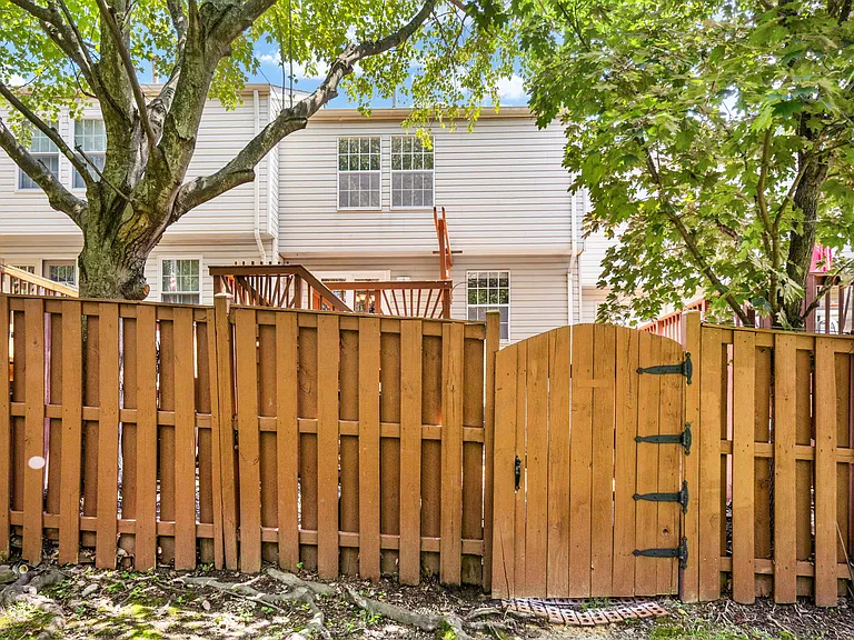 12894 Effingham Ct — Photo 34
