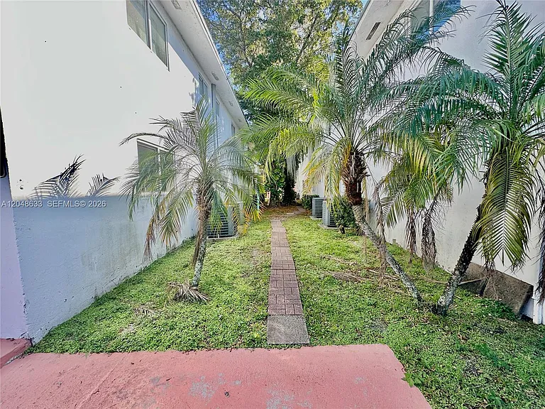 1540 SW 5th Pl #4 — Photo 3