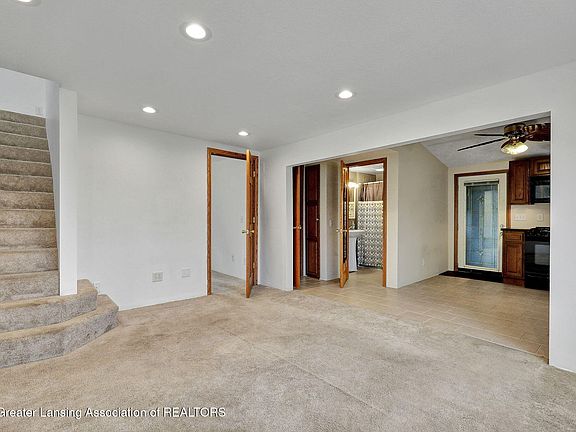 3rd image of 554 N Meridian Rd
