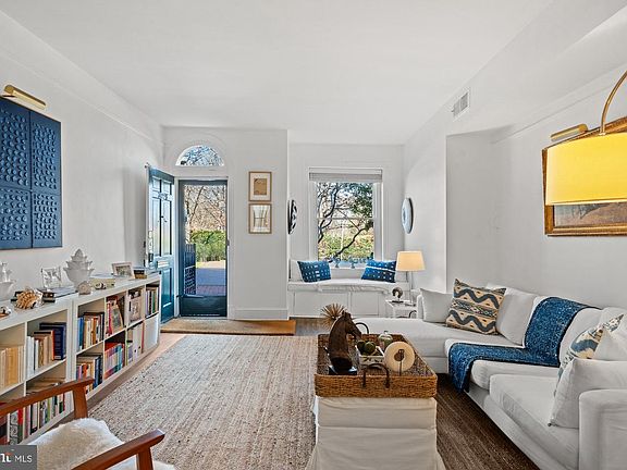 4th image of 3022 R St NW Unit 1/2