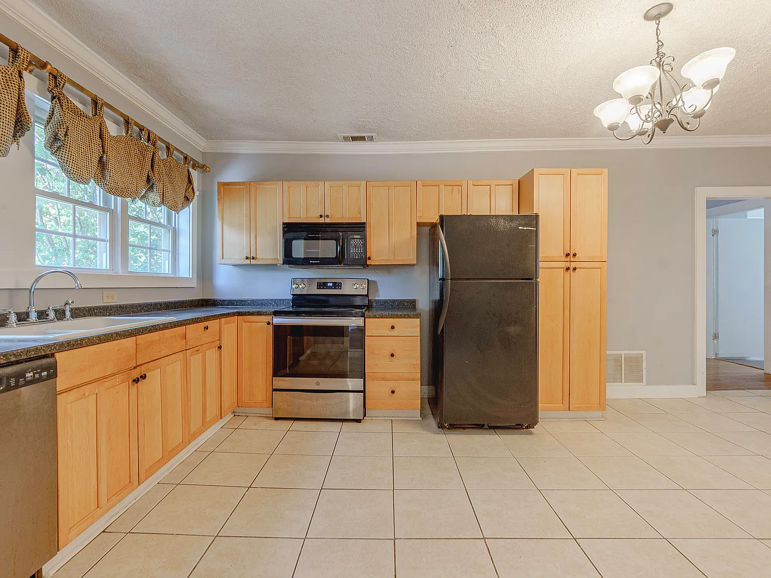923 Philadelphia Street — Photo 3