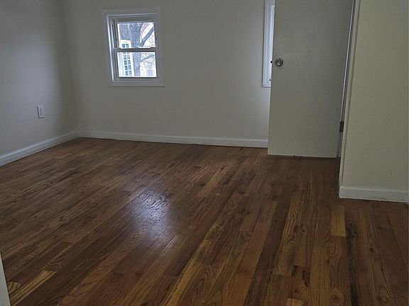 5th image of 135 N 9th Ave Floor 2