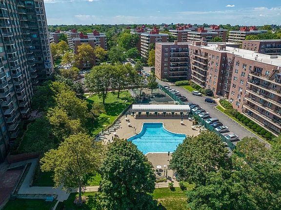 3rd image of 166-25 Powells Cove Blvd APT 14M