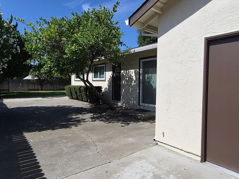 1121 Swallow Ln — Photo 24