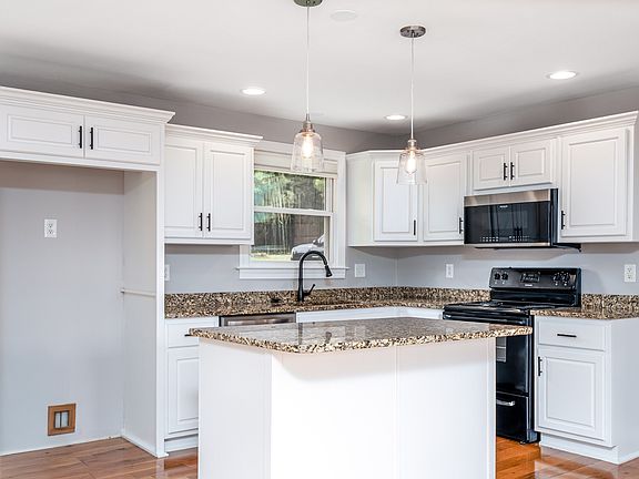 5th image of 143 Evergreen Cir